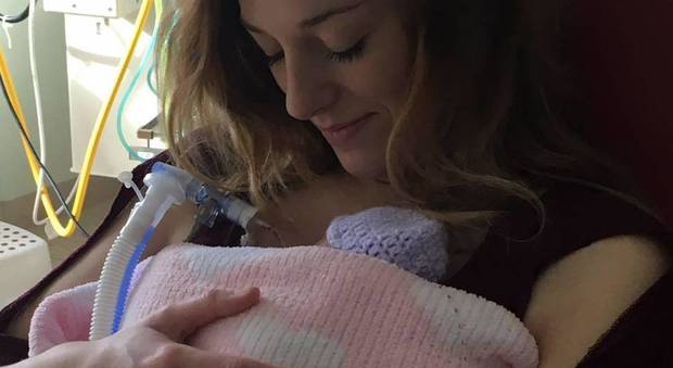 Clara nasce di 24 settimane, la mamma pubblica il video dell'incredibile lotta per la vita