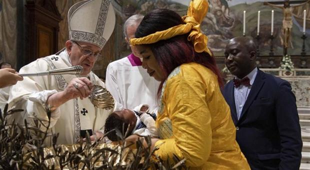 Papa Francesco battezza i neonati: «Mamme, allattate anche in Sistina»