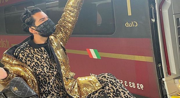 Sanremo, Federico Fashion Style arriva in tuta leopardata e con mascherina griffata Louis Vuitton