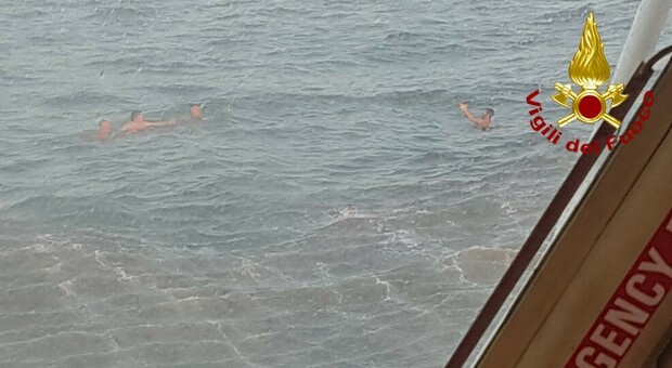 L'elicottero intervenuto sulla spiaggia di Albarella mentre soccorre i due giovani