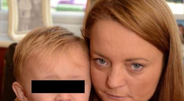Il bimbo di 15 mesi piange, mamma e figli cacciati dal bus: "Infastidiva il conducente"