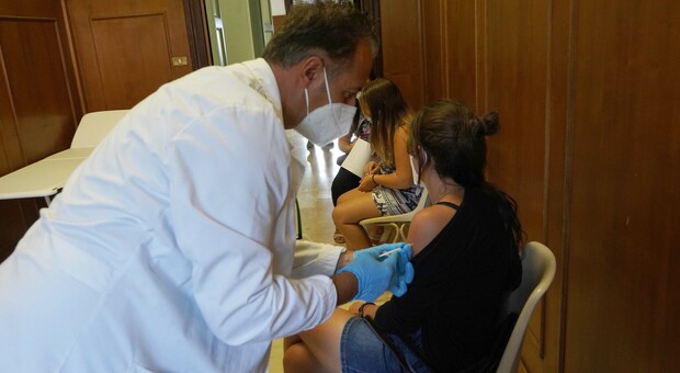 Vaccini Covid a Benevento, open day con 5.500 vaccinati: lo spot degli studenti