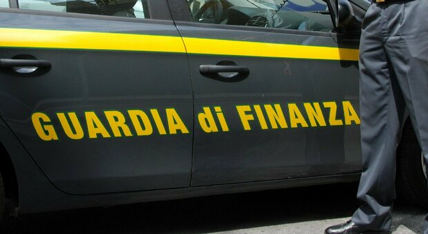 Blitz a Napoli per la Gdf di Avellino, sequestrate 1.800 stecche di «bionde»