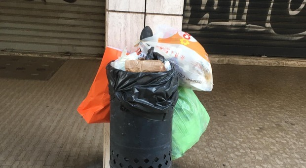 Guerra a chi abbandona i sacchetti dei rifiuti domestici nei cestini pubblici: arrivano le multe