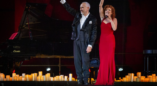 La “Luce” di Rea e Mannoia, i due grandi artisti insieme su un palco illuminato dalle candele all'Arena Gigli