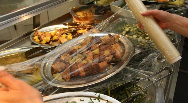Fiumicino, cibo malconservato in un noto ristorante: due denunce