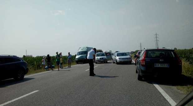 Scontro tra furgone e due auto: tre feriti, traffico bloccato verso Bibione