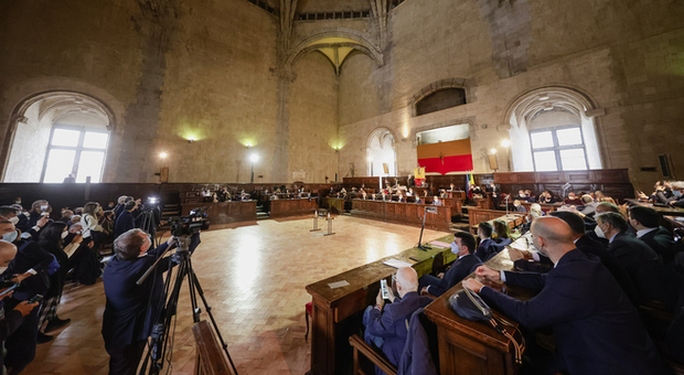 Consiglio comunale di Napoli, gran galà nella sala dei baroni: la carica dei 40 consiglieri