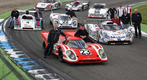 Alcune delle Porsche vincitrici della 24 Ore di Le Mans schierate con i loro piloti dell'epoca