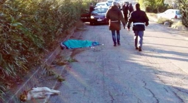 Auto piomba sui pedoni: morto un uomo e due cani. «Un colpo di sonno»