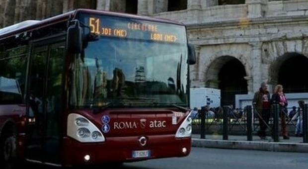 Un bus Atac in zona Colosseo
