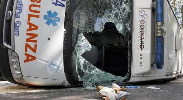 Bari, l'ambulanza fa un incidente mentre va all'ospedale: paziente muore dopo il ricovero