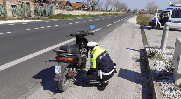 Il vecchio scooter sequestrato dalla polizia locale