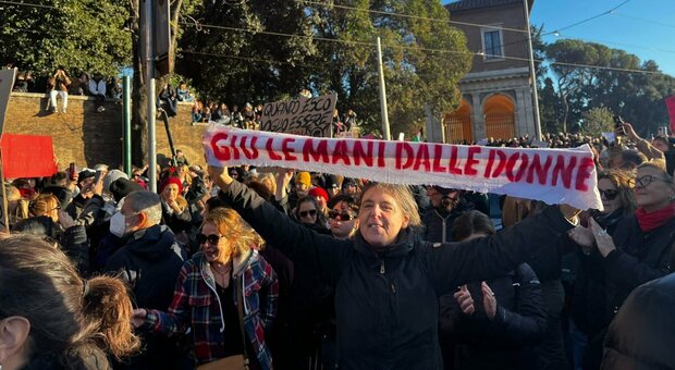 Corteo a Roma contro la violenza sulle donne, al Circo Massimo sfila l’autocritica dei maschi: «Siamo noi i primi colpevoli»