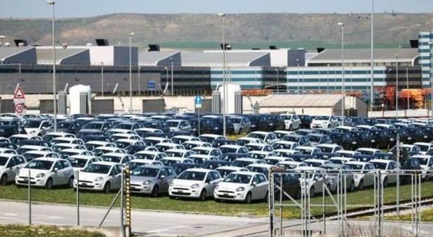 Auto sui piazzali in attesa di essere vendute: il mercato europeo è ancora in difficoltà