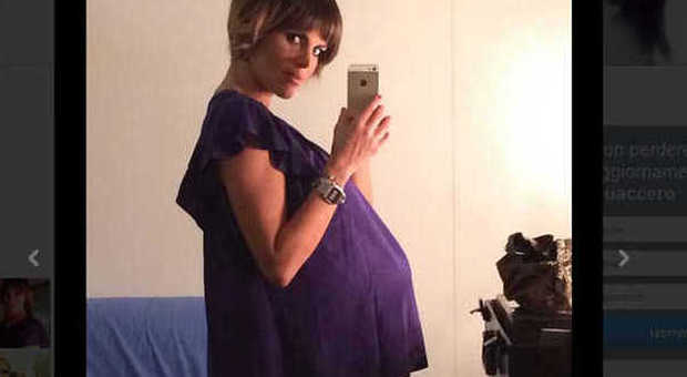 Bianca Guaccero col pancione al nono mese: «Niente gemelli, è una femminuccia»