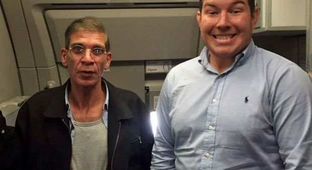 Egyptair, passeggero scatta un selfie con il dirottatore tra l'ira dei passeggeri