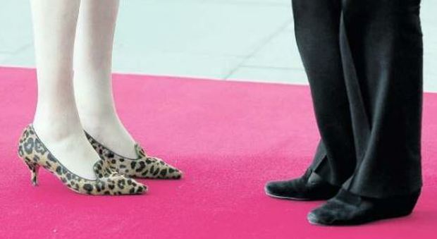 Stili a confronto: le scarpe di Theresa May (a sinistra) e quelle di Angela Merkel
