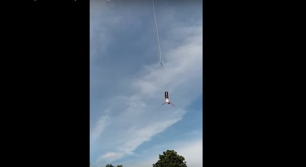 Si lancia col bungee jumping, l'imbracatura si spezza e si schianta: sopravvissuto IL VIDEO CHOC