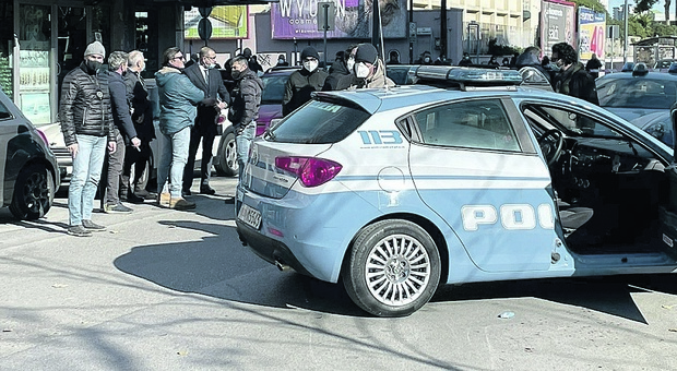 Sparatoria in strada e poliziotti feriti, la testimonianza: «Così pedinai Varallo»