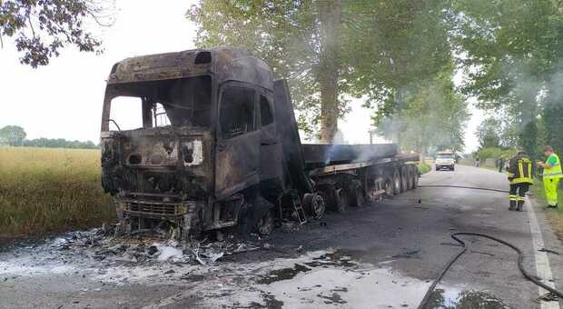 Camion prende fuoco lungo la statale: fiamme altissime, terrore tra gli automobilisti FOTO