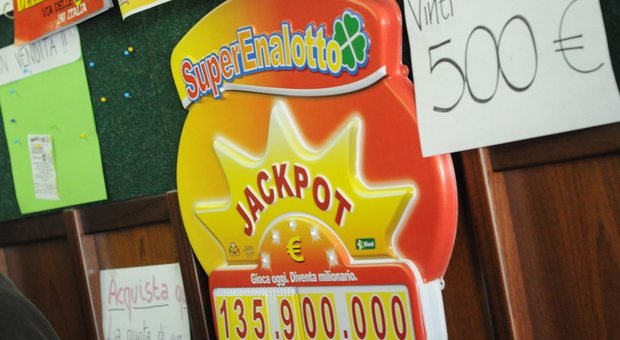 SuperEnalotto, sfiora jackpot da 77 milioni: si consola con un "5" da 70mila euro