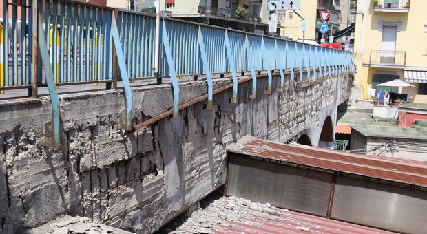 Napoli, allarme per il ponte di via Pigna: «Cadono pietre, è come il Morandi»