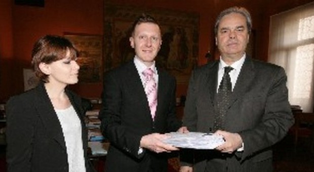 Il momento in cui il sindaco Achille Variati ha ricevuto nel 2012 la petizione di tremila firme dal comitato Dirvi per istituire il registro
