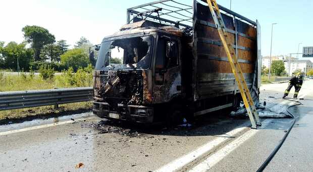 Il camion incendiato a Portogruaro