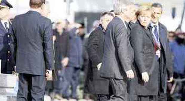 Berlusconi fa cucù ad Angela Merkel nel 2008 a Trieste (foto Daniel Dal Zennaro - Ansa)