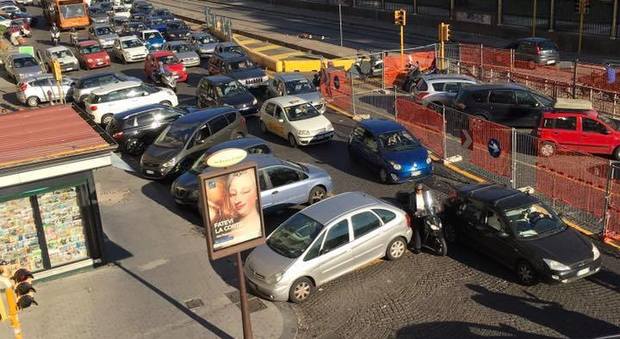 Napoli, strettoia e parcheggio selvaggio: traffico in tilt nel salotto buono della città