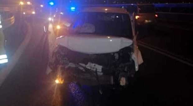 Battipaglia, imbocca l'autostrada contromano: un incidente con 4 feriti