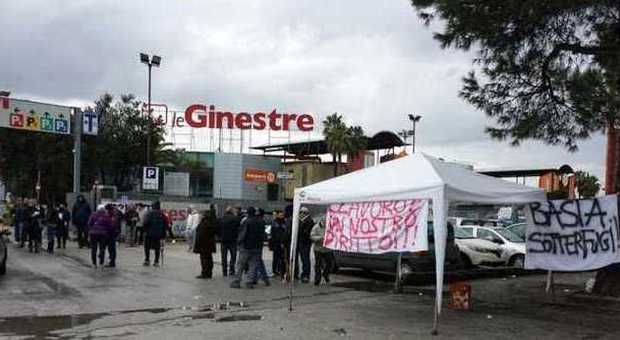 La protesta dei lavoratori Auchan davanti al centro commerciale le Ginestre