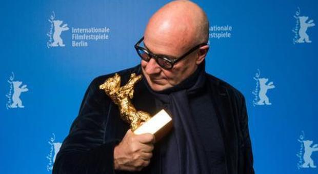 ll regista Gianfranco Rosi con l'Orso d'oro vinto a Berlino