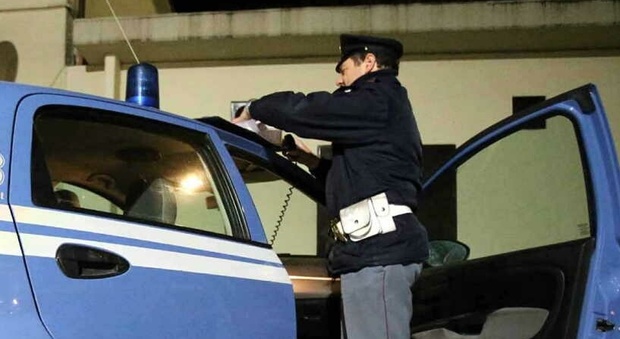 Roma, trovati 20 mila euro e droga da spacciare in casa: arrestati moglie, marito e zio