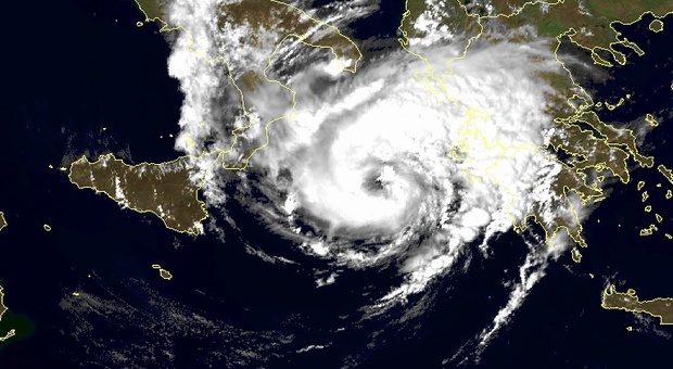 Maltempo, ciclone mediterraneo in Calabria, allerta meteo: «Restate in casa»