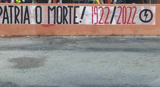Striscione inneggiante alla marcia su Roma al Campus, la Provincia: «Intollerabile, faremo denuncia»