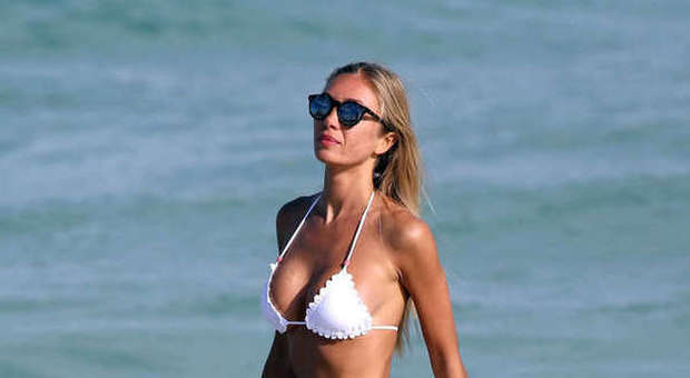 Laura Cremaschi hot, conquista Miami con un bikini bianco supersexy