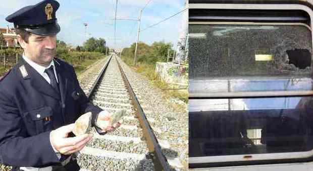 Sassi contro il treno e passeggeri feriti: denunciati tre minorenni