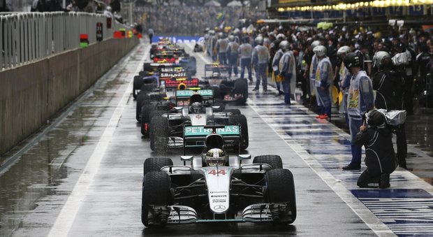 Pioggia e caos. Trionfa Hamilton davanti a Rosberg. Vettel è quinto