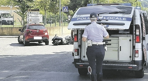 Pesaro, scooter contro un'auto: arriva l'eliambulanza e i residenti insorgono per la strada poco sicura