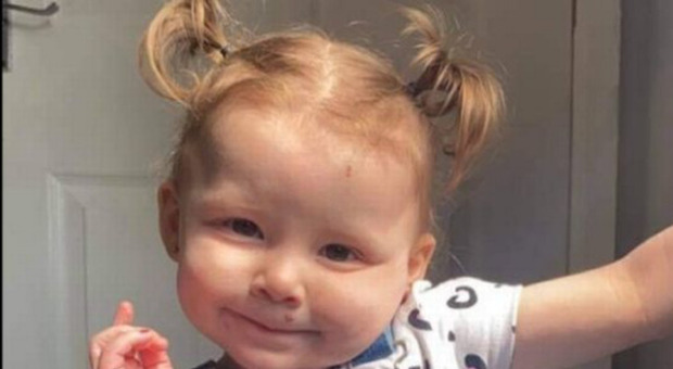 Bambina di due anni muore dopo aver ingoiato la pila di un telecomando della tv