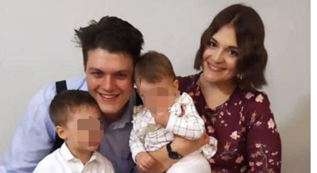 CON LA MGOLIE Andrea Soligo, 25 anni, in una foto felice con la compagna: il giovane ha lasciato anche due figli piccoli