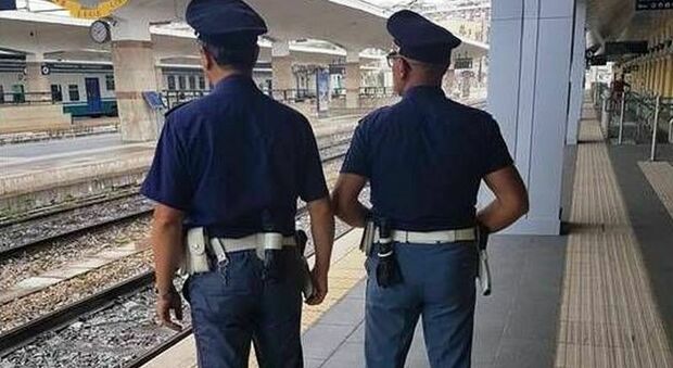 Minaccia di buttarsi sotto il treno, un poliziotto salentino sventa il suicidio: così Giovanni ha convinto una ventenne a tornare a casa