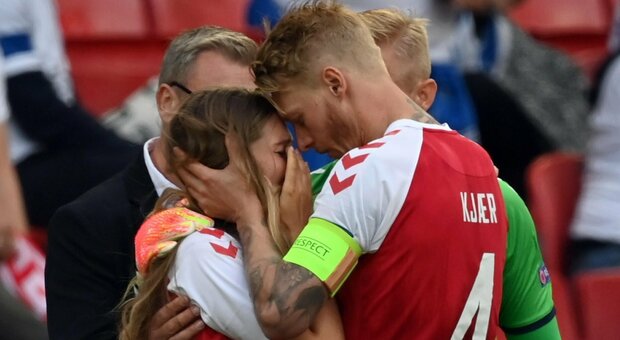 Eriksen, la moglie Sabrina corre in campo e scoppia in lacrime: l'abbraccio di Kjaer e Schmeichel