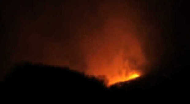 Etna, eruzione in corso: colata di lava di due km: «Lontana dai centri abitati» | Video