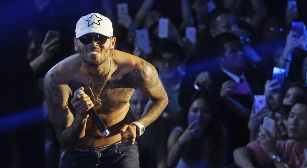 Parigi, fermato il rapper Chris Brown: è accusato di violenza sessuale