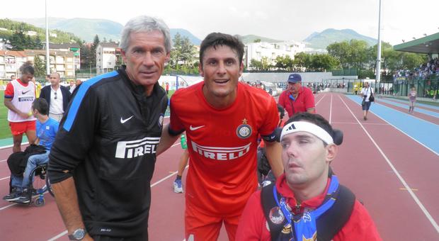 Alessandro Pivetta con al collo la sciarpa dell'Inter e con a fianco Javier Zanetti e Beppe Baresi