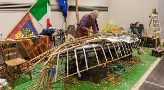 Riondato ripreso mentre realizza la barca fatta con il legno degli abeti di Asiago schiantati dall'uragano del 2018