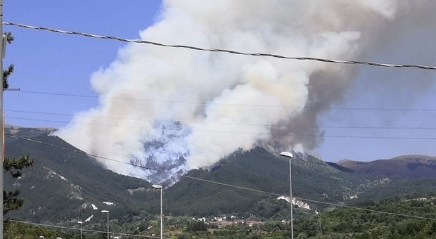 L'Aquila, l'incendio ha devastato centinaia di ettari: riprese le operazioni, indagini in corso